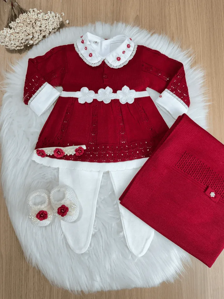 Vestido em tricô vermelho com flores brancas, meia-calça e manta
